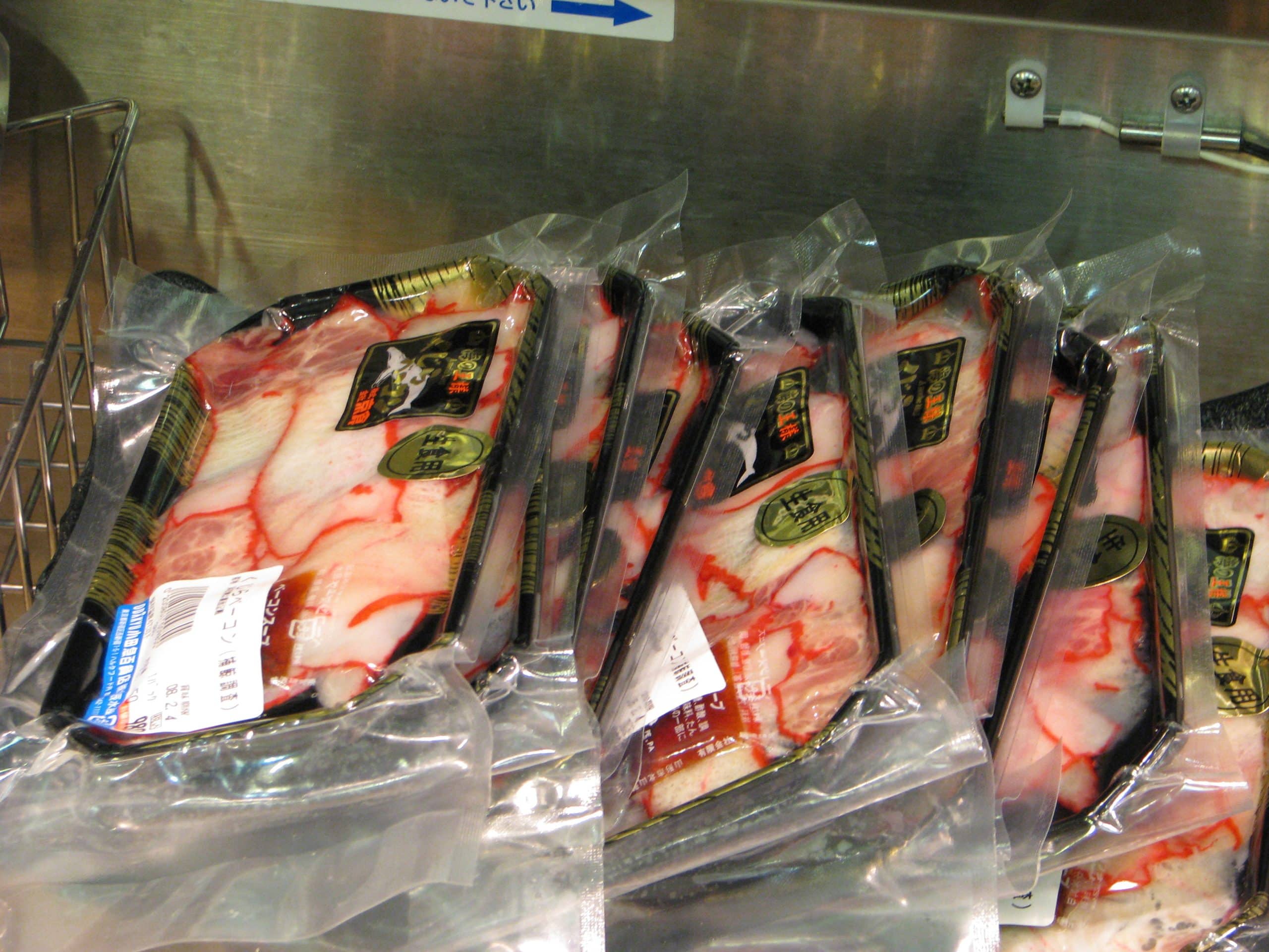 Abgepacktes Walfleisch in einem japanischen Supermarkt. (C) Whale and Dolphin Conservation