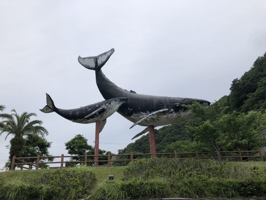 Statue eines Buckelwals mit Kalb in Taiji