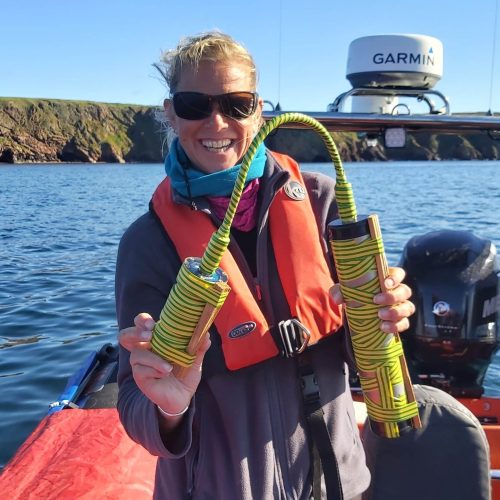 Nicola Hodgins von WDC auf Forschungsboot