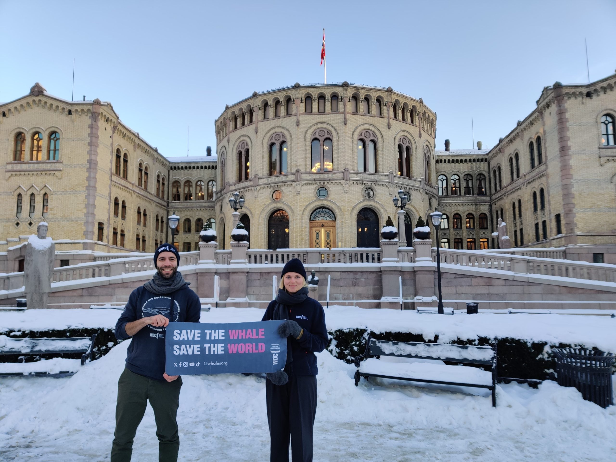 WDC-Mitarbeiter vor Parlament in Oslo