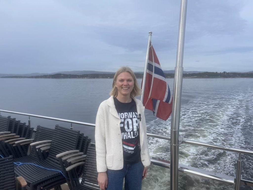 Person steht auf norwegischem Schiff