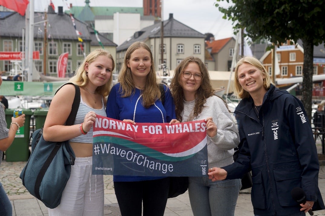Lottie (rechts) mit Norweger:innen bei der Arendalsuka. © WDC