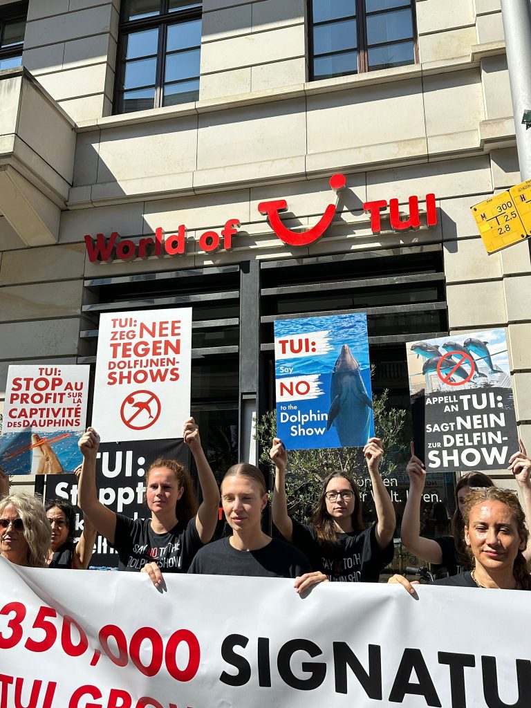 Demonstrant:innen vor World of TUI
