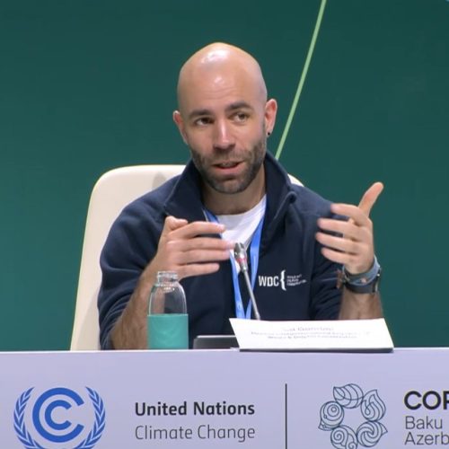 Ed Goodall bei der Pressekonferenz während der COP29.