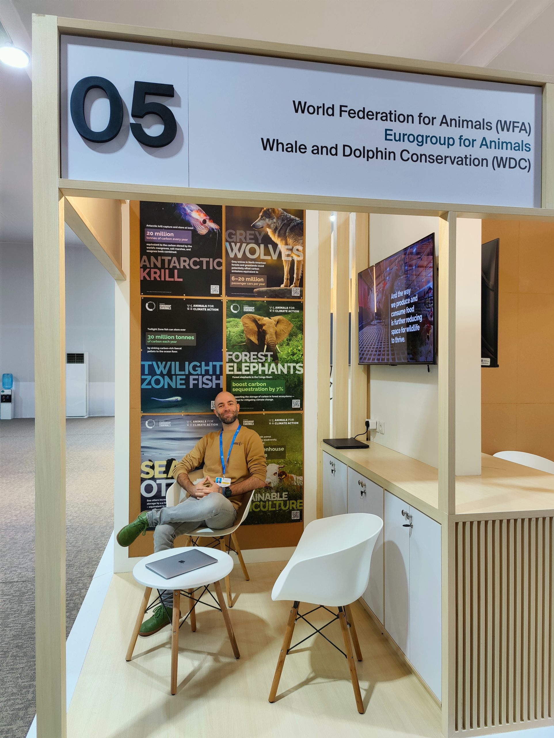 Ed Goodall am Infostand bei der COP29. © WDC