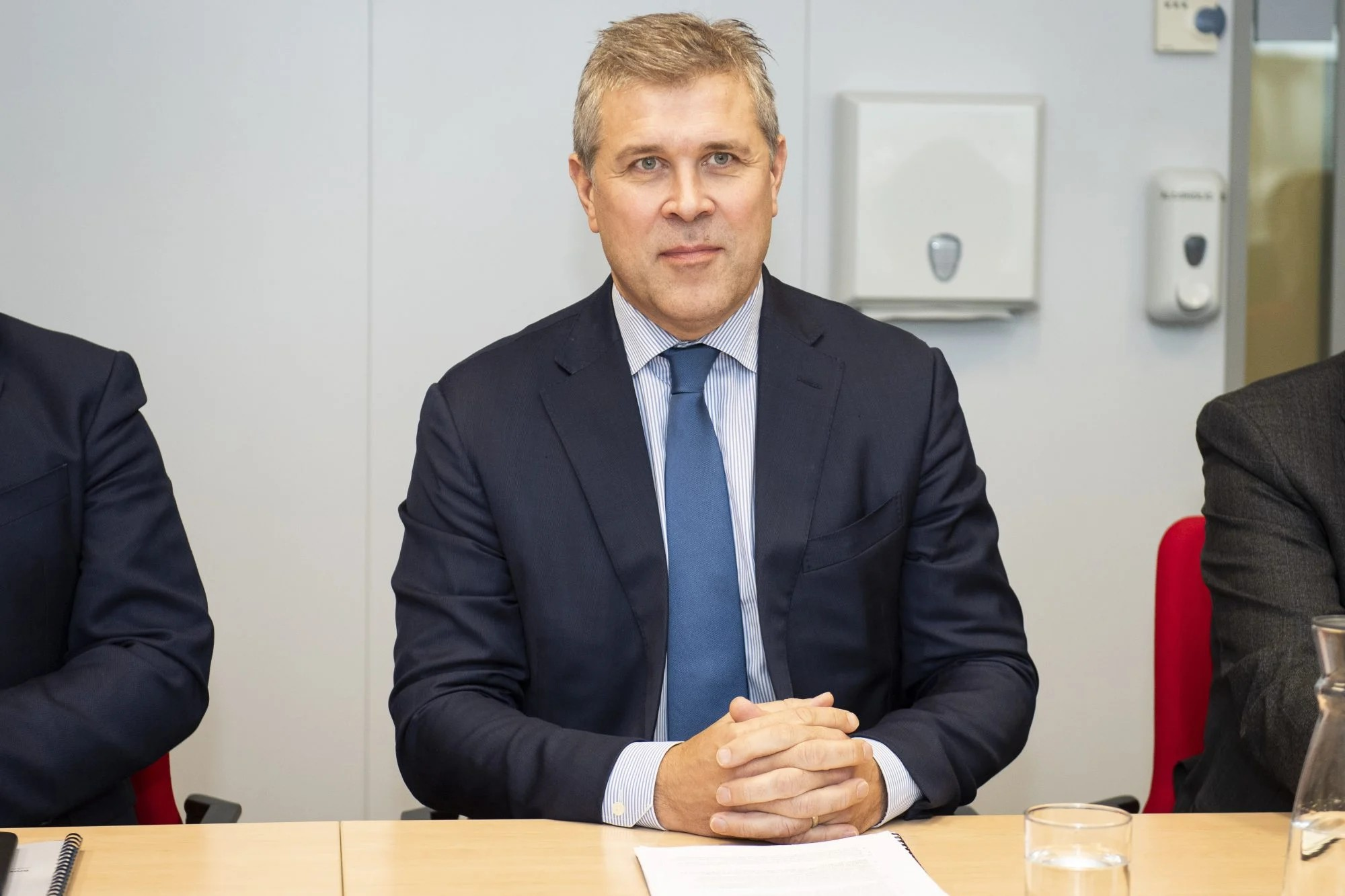 Politiker an Tisch