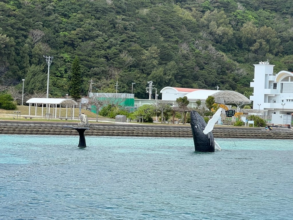 Buckelwal-Statuen im Hafen von japanischer Insel Zamami