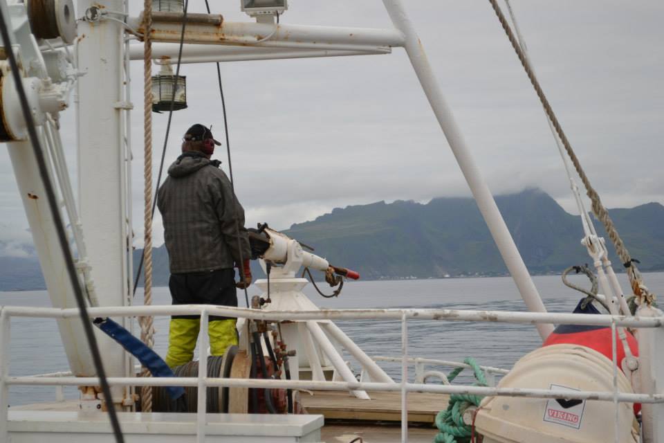 Mann bedient Harpune auf Walfang-Schiff