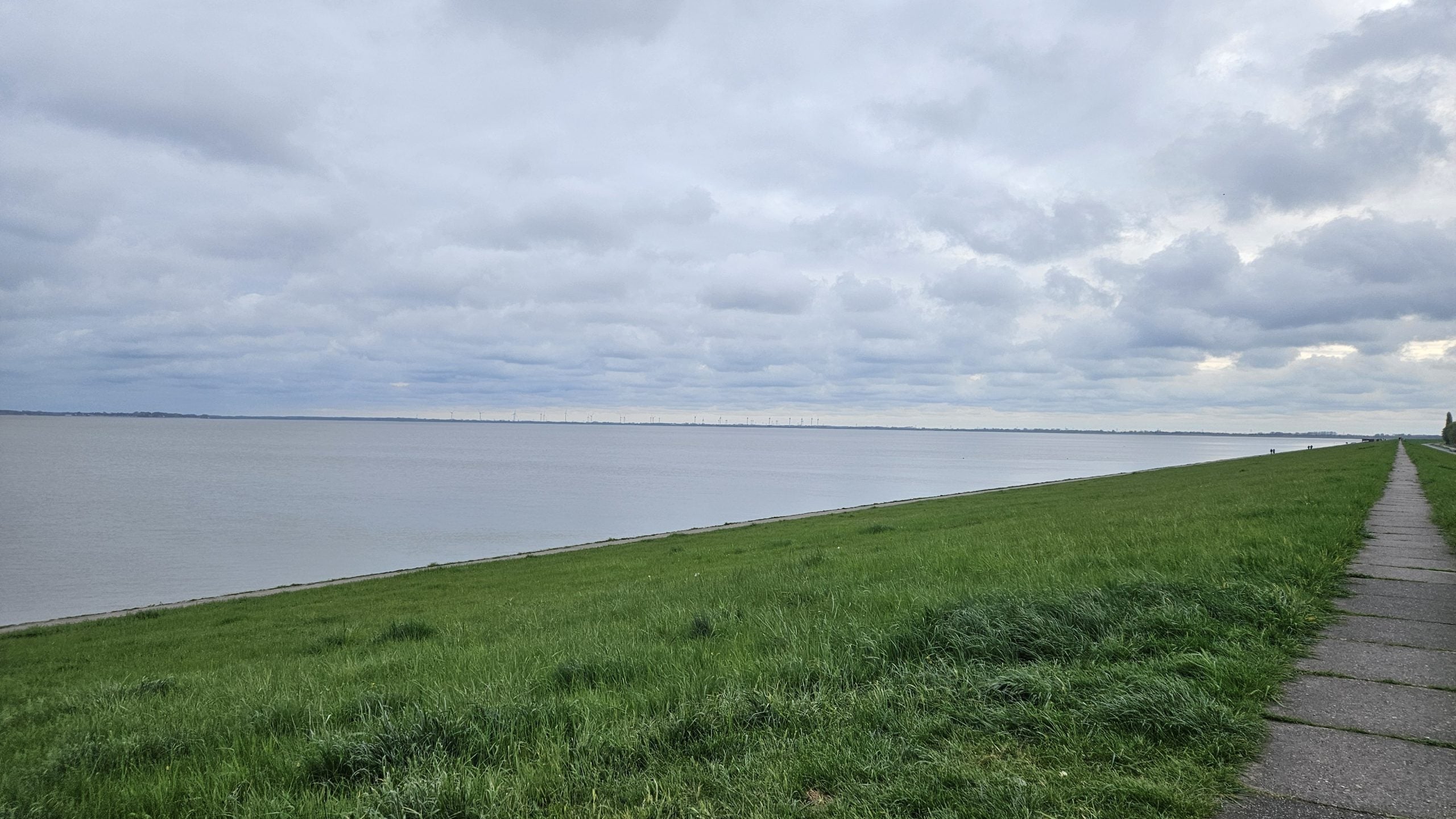 Meer und Küste, am Horizont Windparks