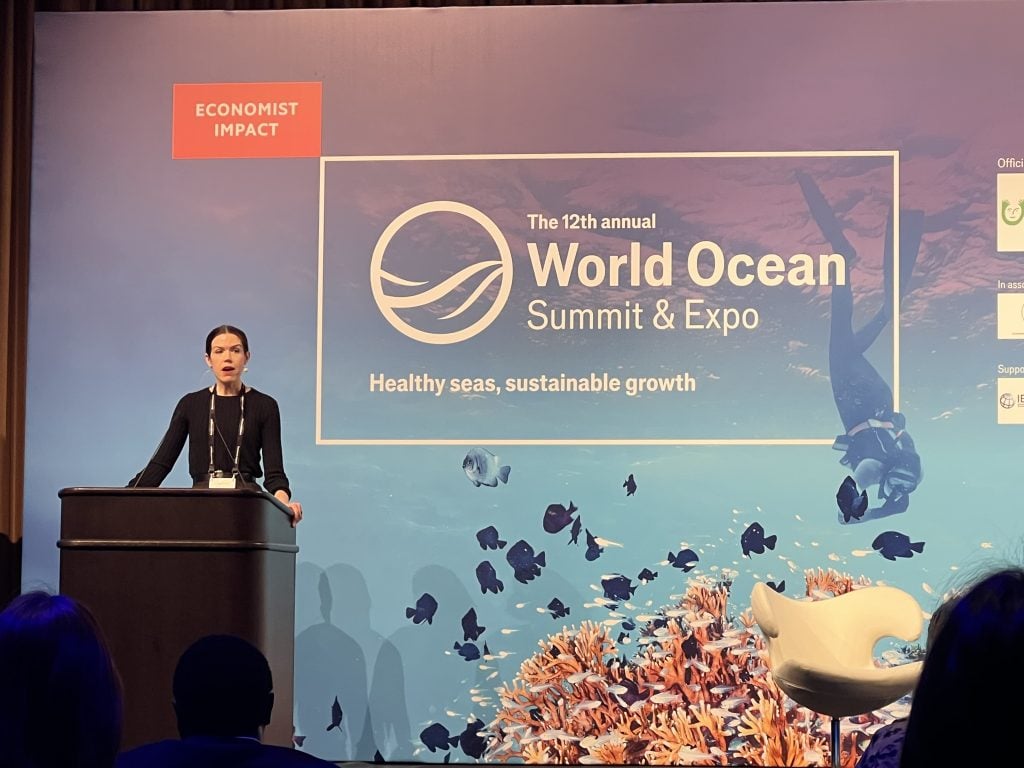 Redner am Pult vor Banner der Konferenz "World Ocean Summit"