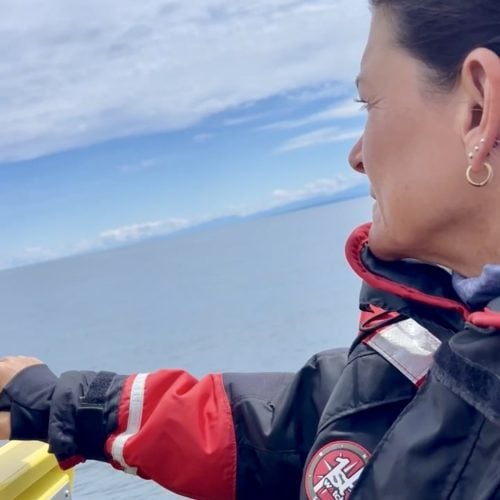 Frau im Profil, blickt auf's Meer hinaus