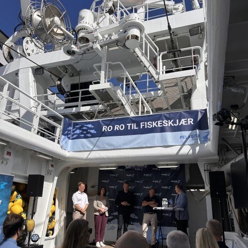 Diskussionsrunde an Bord eines Schiffes