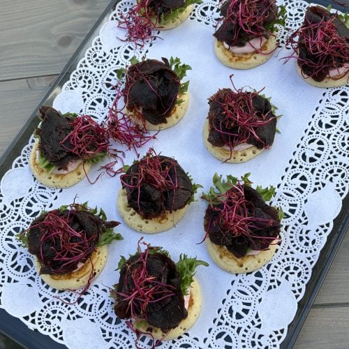 Ein Arrangement von Canapés auf weißer Tischdecke