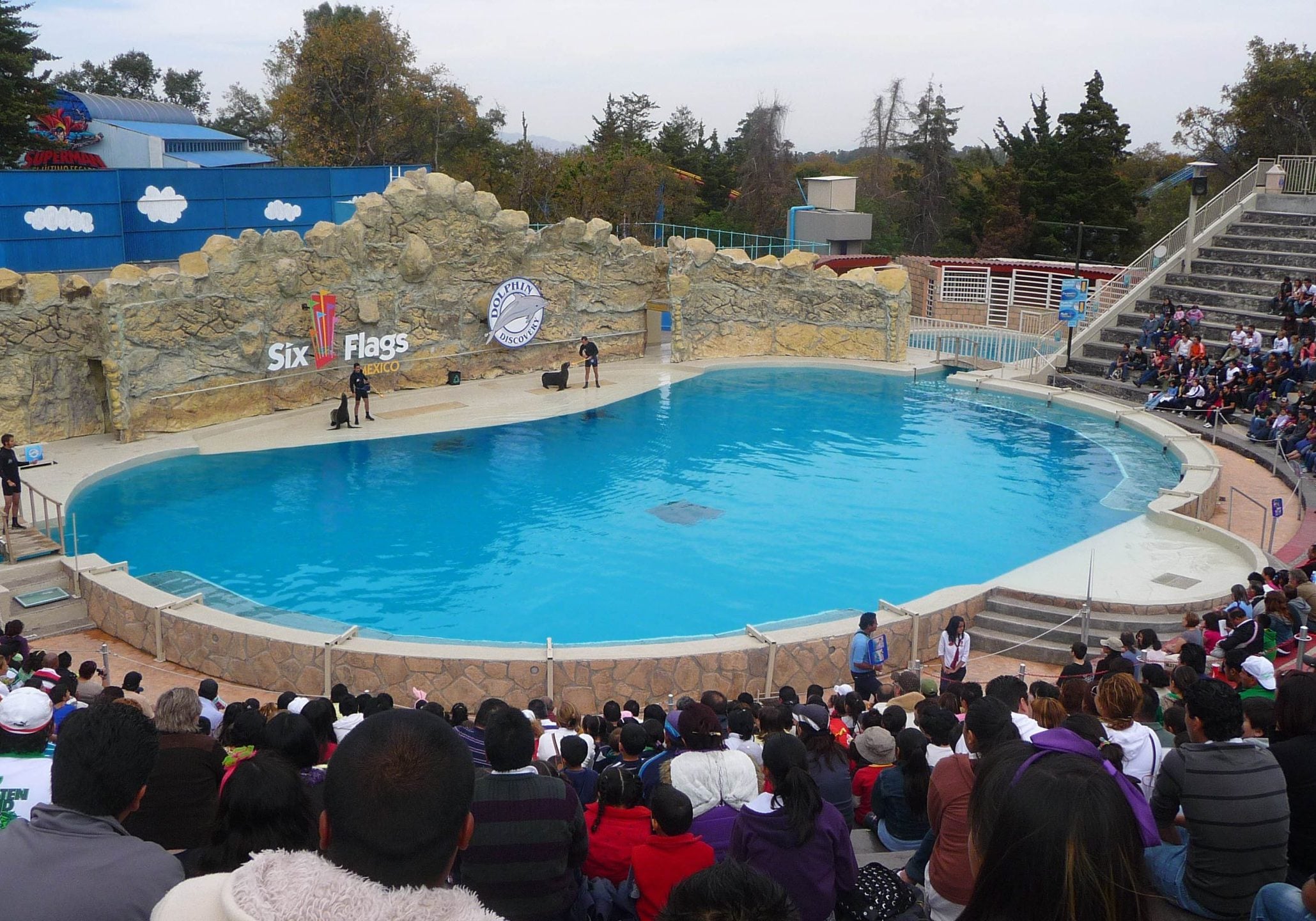 Das Delfinbecken des damaligen Reino Aventura, in dem Orca Keiko im Film Free Willy "spielte". © RodrigoSanSs, Wikimedia Commons CC-BY-SA-3.0