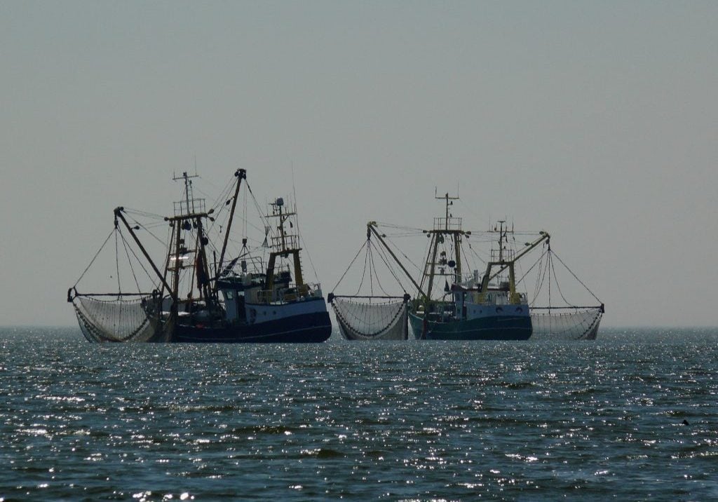 Zwei Fischkutter versenken Schleppnetze ins Meer. © Pixabay / Moritz 320
