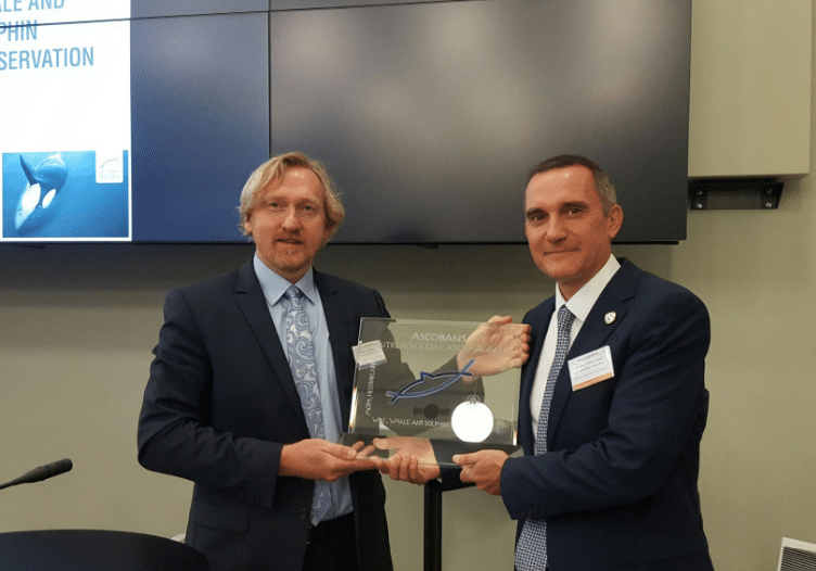 wdc_receiving_ascobans_education_award_2016